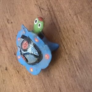 Bobbing head turtle desk toy